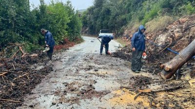 Sağanak yağışa karşı teyakkuza geçen Marmaris Belediyesi ekipleri, ilçede olumsuzluk