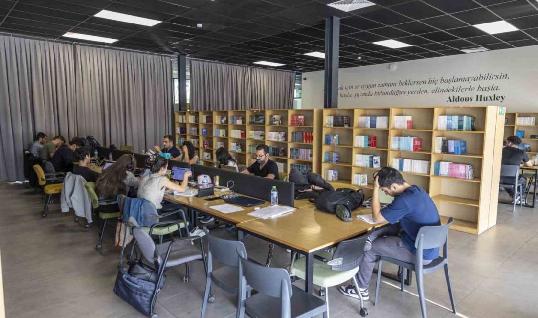 Mersin Büyükşehir Belediyesi, kent genelinde hizmet veren 17 okuma salonuyla
