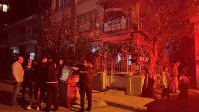 Mersin’de 3 katlı bir binanın zemininde meydana gelen çökme nedeniyle