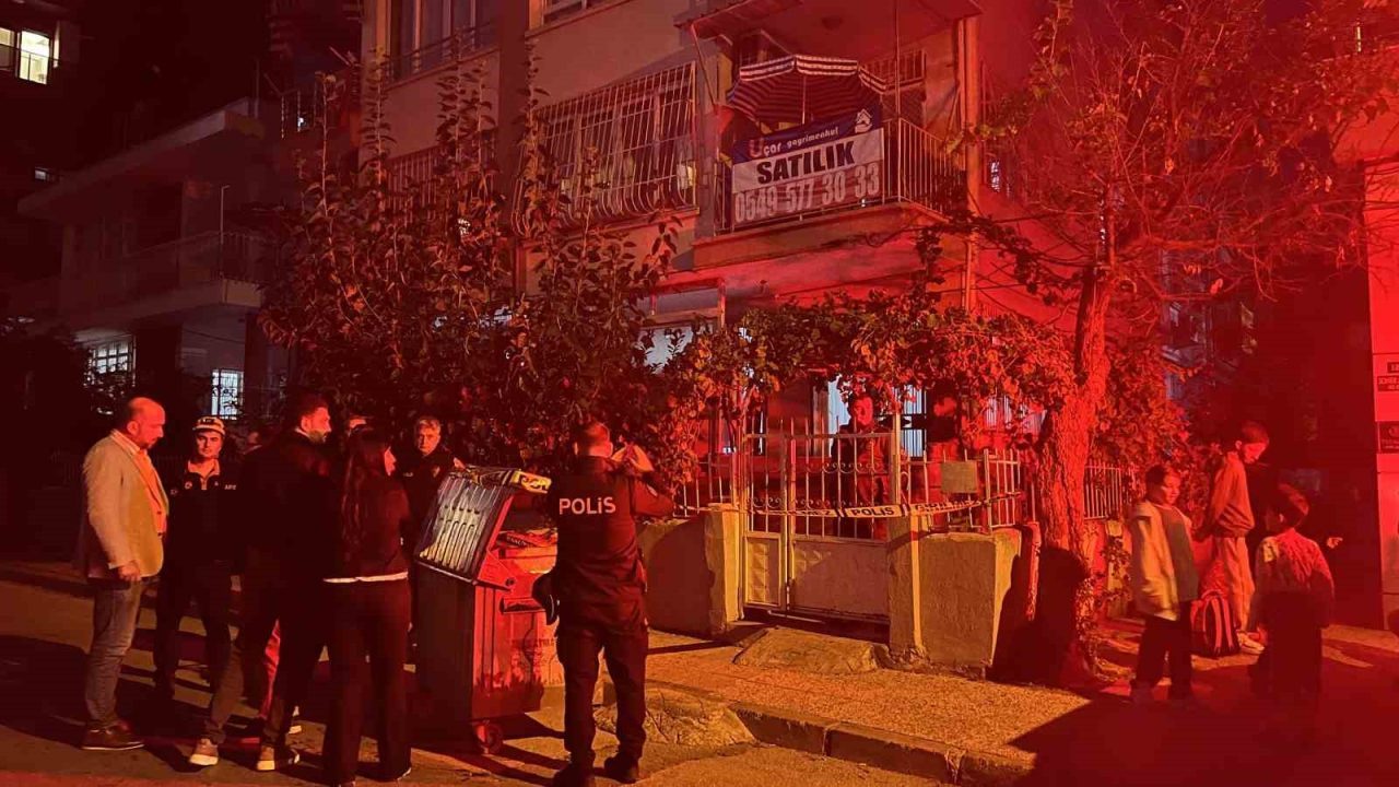 Mersin’de 3 katlı bir binanın zemininde meydana gelen çökme nedeniyle