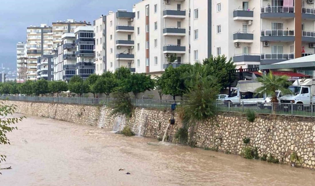 Mersin’de 2 günüdür aralıklarla yağan yağmur geceden itibaren şiddetini arttırarak