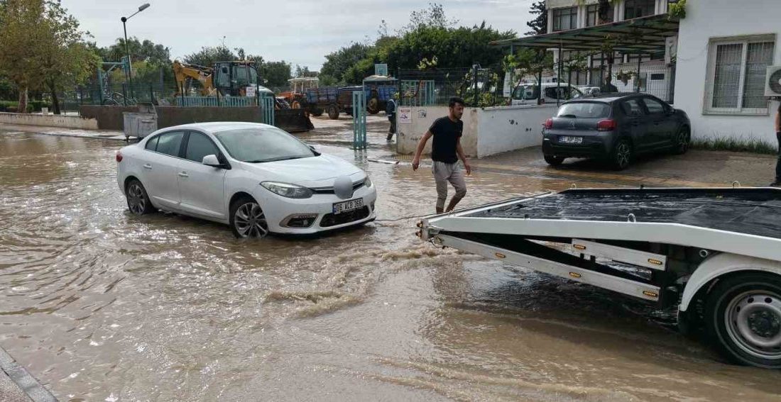 Mersin’in Silifke ve Erdemli ilçesinde şiddetli yağış etkili oldu, birçok