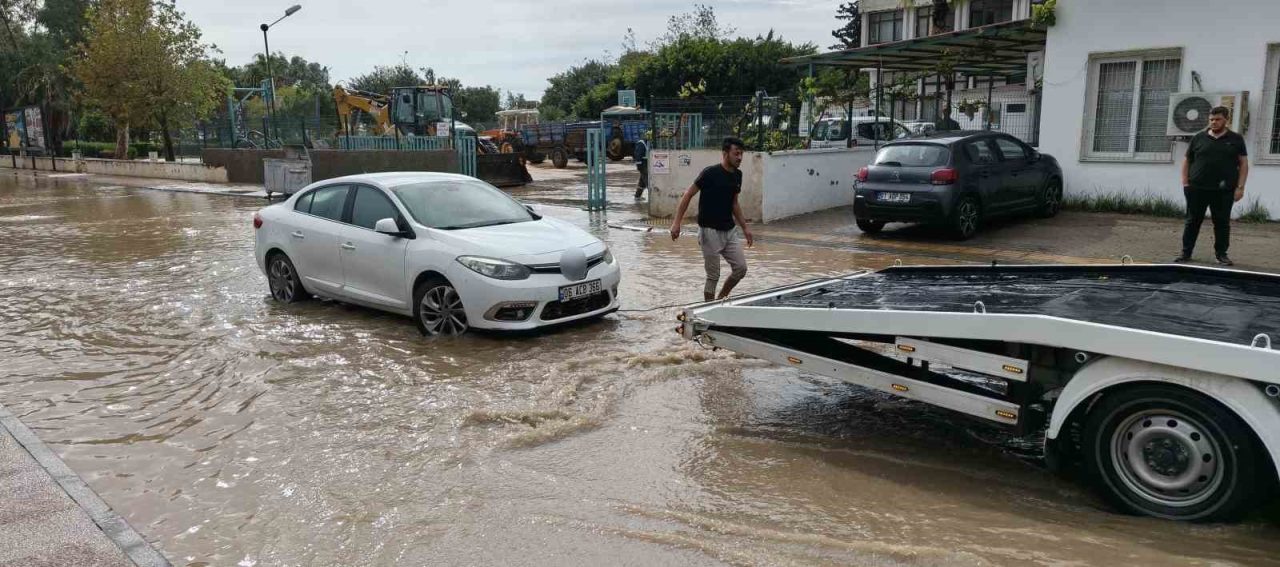 Mersin’in Silifke ve Erdemli ilçesinde şiddetli yağış etkili oldu, birçok