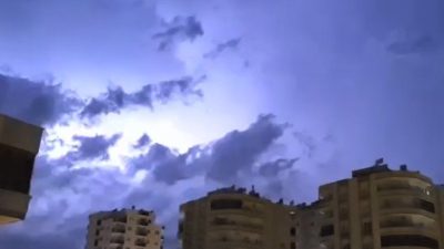 Mersin’in Erdemli ilçesinde gece yarısı peş peşe çakan şimşekler dikkat