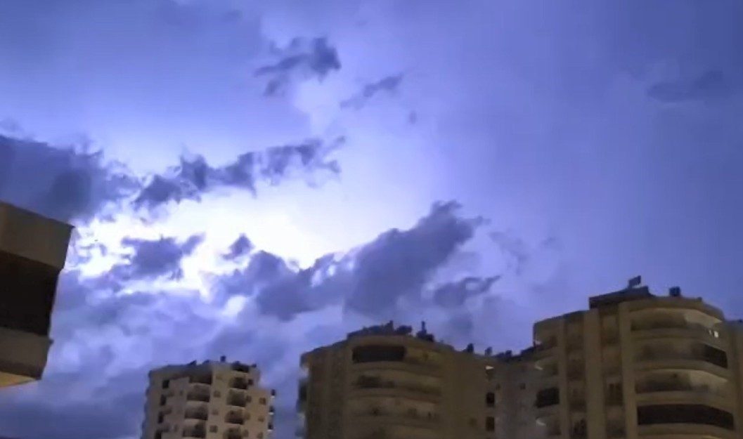 Mersin’in Erdemli ilçesinde gece yarısı peş peşe çakan şimşekler dikkat
