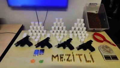 Mersin’in Mezitli ilçesinde bir iş yerine düzenlenen uyuşturucu ve ruhsatsız