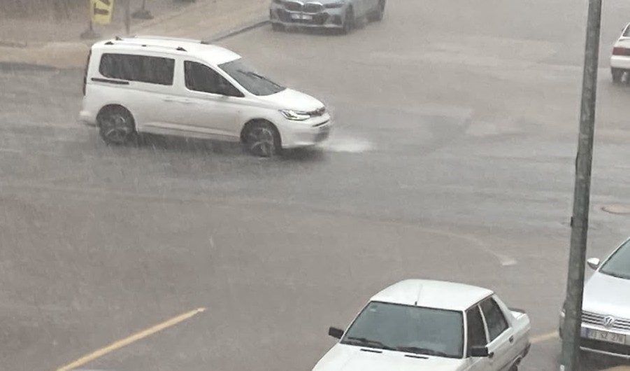 Mersin’de meteorolojinin uyarısını yaptığı yağışlı hava bugünde etkisini sürdürdü. Özellikle