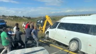 Adıyaman-Samsat Karayolu’nda dar yolda karşı yönden gelen araçla karşılaşan minibüs,