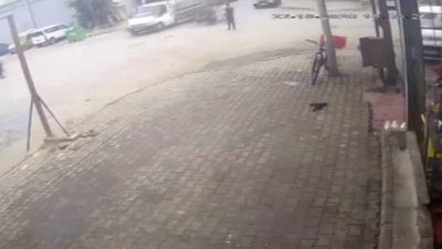 İzmir’in Bornova ilçesinde seyir halindeyken kontrolünü kaybeden motosikletin kamyonetin altına