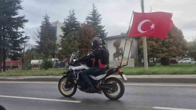 Eskişehir’de bir motosiklet sürücüsü, 29 Ekim Cumhuriyet Bayramı dolayısıyla aracının