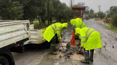 Muğla Büyükşehir Belediyesi ve MUSKİ ekipleri, gece saatlerinden itibaren etkili