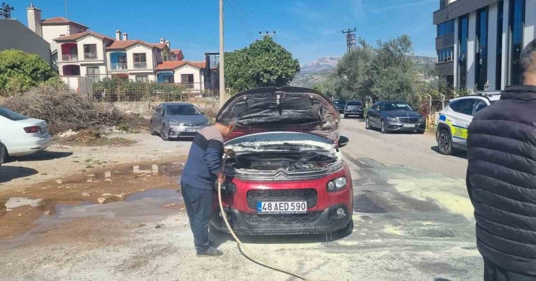 Muğla’nın Menteşe ilçesinde seyir halindeki otomobilde çıkan yangın, çevredeki vatandaşların