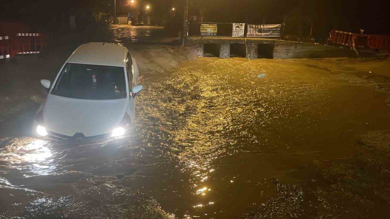Muğla’nın Menteşe ilçesinde yağış nedeniyle yol çöktü. Seyir halnde iken