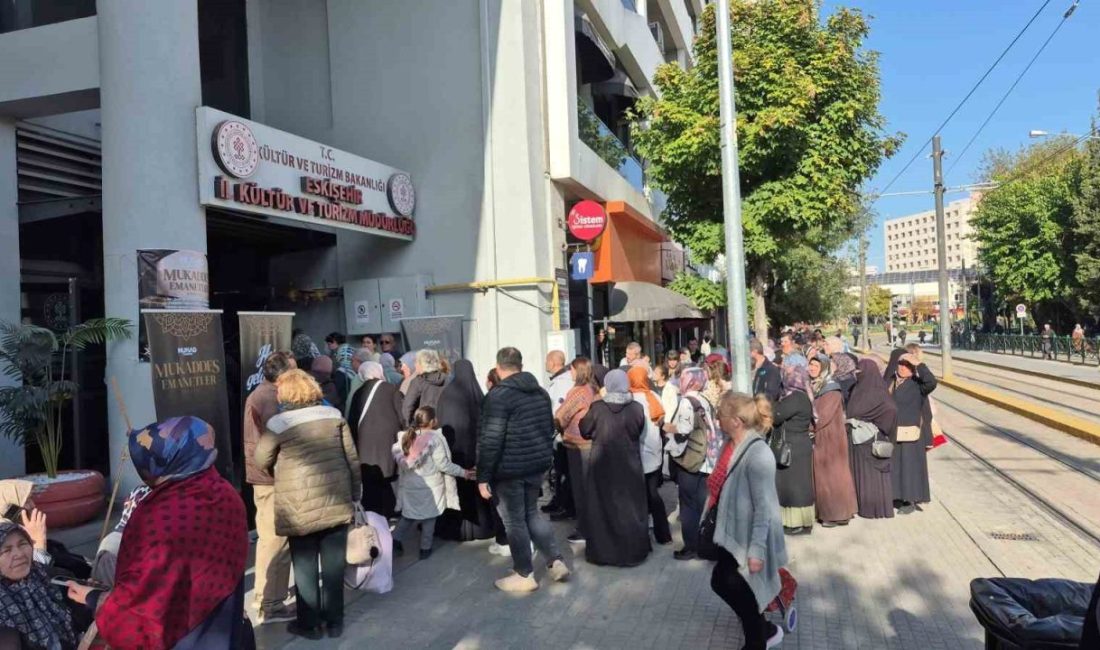 Eskişehir’de ziyarete açılan Mukaddes Emanetler Sergisi’ni görebilmek için vatandaşlar metrelerce