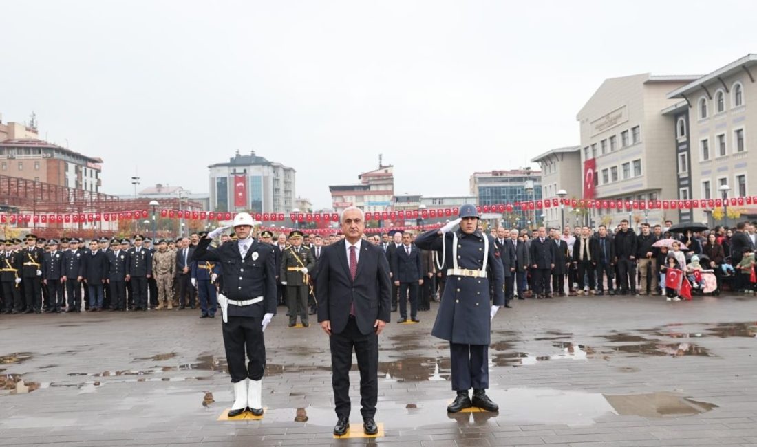 Muş’ta Cumhuriyet’in ilanının 103. yıl dönümü dolayısıyla Atatürk Anıtı’na çelenk