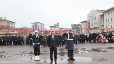 Muş’ta Cumhuriyet’in ilanının 103. yıl dönümü dolayısıyla Atatürk Anıtı’na çelenk