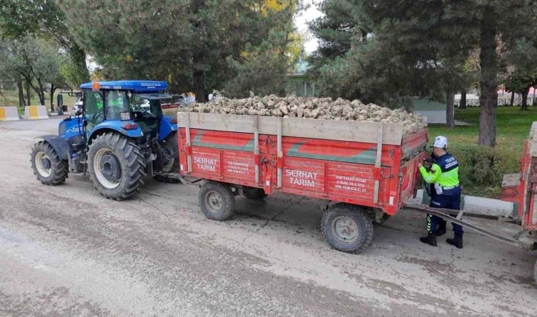 Muş’ta jandarma ekipleri, Şeker Fabrikası’nda bulunan tarım araçlarını denetleyerek sürücülere
