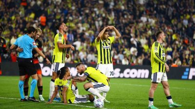 Fenerbahçe’nin Hollandalı stoperi Nathan Ake, Slavia Prag maçının ilk yarısında