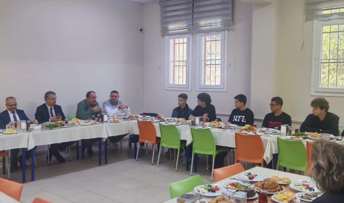 Aydın’ın Nazilli ilçesinde ’Öğrencilerle El Ele’ projesi kapsamında lise öğrencileriyle