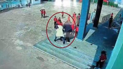 Diyarbakır’ın Eğil ilçesinde nefes borusuna mandalina parçası kaçan öğrencinin, müdür