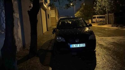 Eskişehir’in Odunpazarı ilçesinde gece saatlerinde park halinde bulunan iki otomobilin