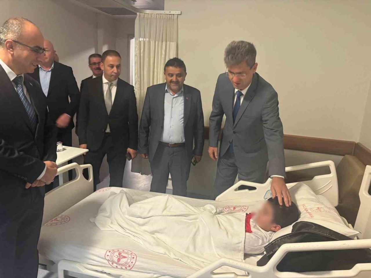 Giresun’un Görele ilçesinde öğrenci servisi ile otomobilin çarpışması sonucu yan
