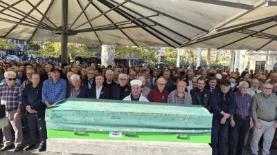 Balıkesirli öğretmen ve yazar Mustafa Keser, tatil için gittiği Burhaniye’de