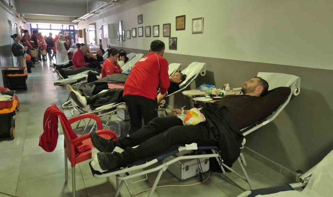 Düzce’de okul koridorlarına kurulan yataklarda veliler kan verdi, öğrenciler ise