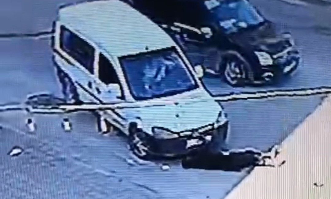 Adana’da seyir halindeki hafif ticari aracın önüne yatarak sürücünün inmesini