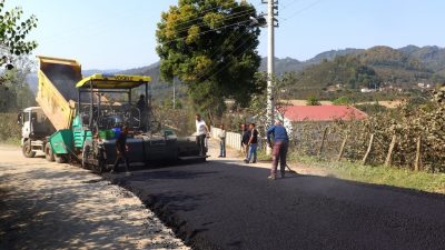 Ordu Büyükşehir Belediyesi tarafından, ilçelerin ihtiyaç duyulan noktalarında sıcak asfalt