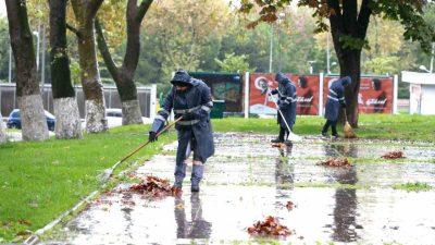 Osmangazi Belediyesi, sonbaharın gelişiyle birlikte ağaçlardan dökülen yaprakları titizlikle yürüttüğü