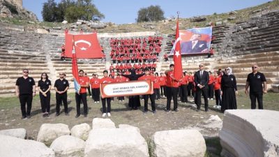 Osmaniye’de Şehit Binbaşı Adil Karagöz Anadolu Lisesi öğrencileri, Cumhuriyet’in kuruluşunun