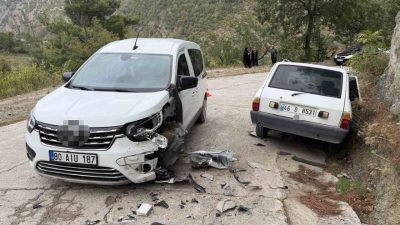 Osmaniye’de hafif ticari araçla otomobilin kafa kafaya çarpıştığı kazada 3