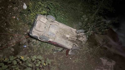 Osmaniye’de kontrolden çıkan otomobilin köprü korkuluklarını kırarak 5 metre yükseklikten