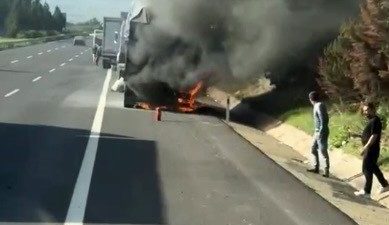 Osmaniye’de seyir halindeyken yangın çıkan yem yüklü tırın sürücüsü, alevleri