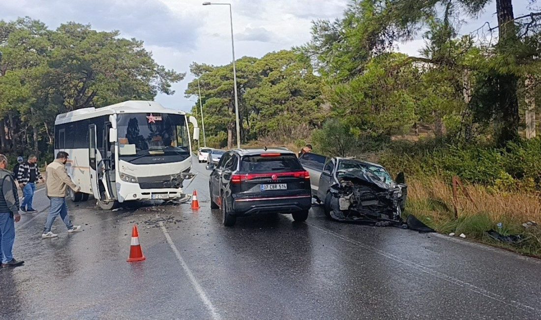 Antalya’da otomobil ile servis midibüsünün çarpışması sonucu meydana gelen kazada