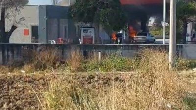 İzmir’in Kınık ilçesinde akaryakıt istasyonunun pompasına çarpan otomobilde çıkan yangın