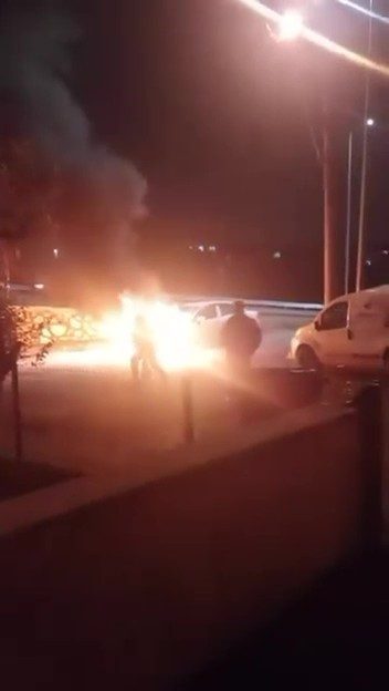 Kocaeli’nin Körfez ilçesinde alevlere teslim olan otomobil itfaiye ekipleri tarafından