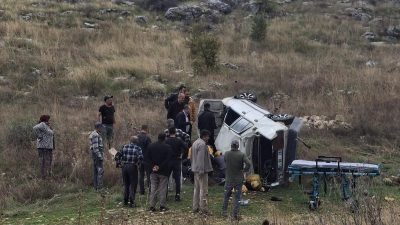 Adıyaman’ın Besni ilçesinde otomobilin şarampole yuvarlanması sonucu 2 kişi yaralandı.