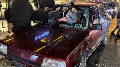 Düzce’de otomobile çarpan motosiklet sürücüsü, ön camdan otomobilin içerisine girerek
