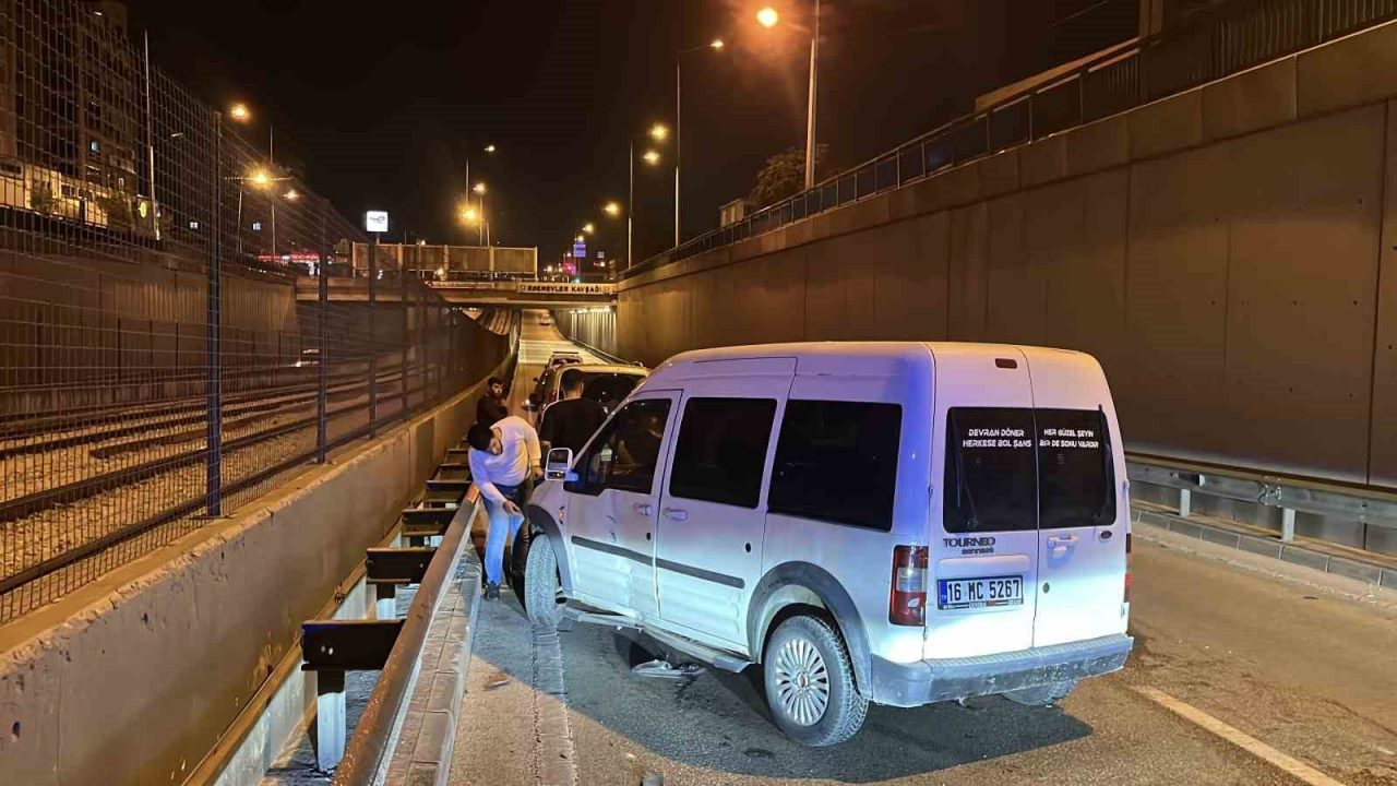 Bursa’da otomobile çarpan motosiklet sürücüsü yaralandı. Kaza sebebiyle yol, tek