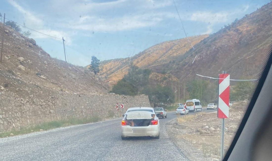 Adıyaman-Çelikhan karayolunda seyir halindeki bir otomobilin bagajında yolculuk yapan kişi,
