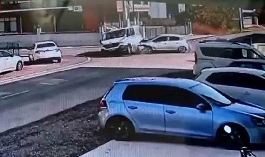 Düzce’de otomobilin çarptığı minibüsün park halindeki aracın üzerine çıktığı kazanın