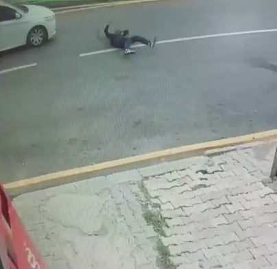 Adıyaman’ın Kahta ilçesinde yolun karşısına geçmek isteyen 13 yaşındaki öğrenci,