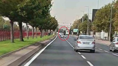 Kayseri’nin Melikgazi ilçesinde otomobille çarpışan motosiklet sürücüsü havaya savruldu. Kazada
