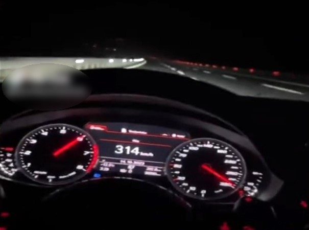 İzmir’de otoyolda kullandığı otomobilin kadranının 314 kilometre hızı gösterdiği anları