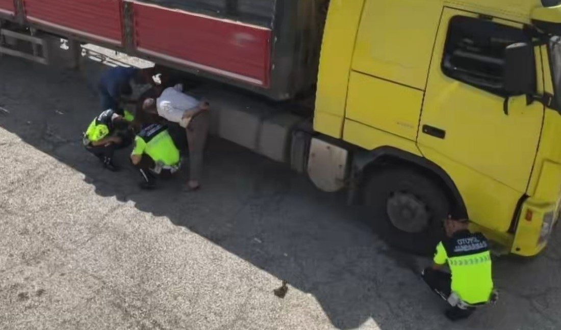 Gaziantep’te otoyolda kamyon ve çekicilere yönelik jandarma ekiplerince yapılan denetimlerde