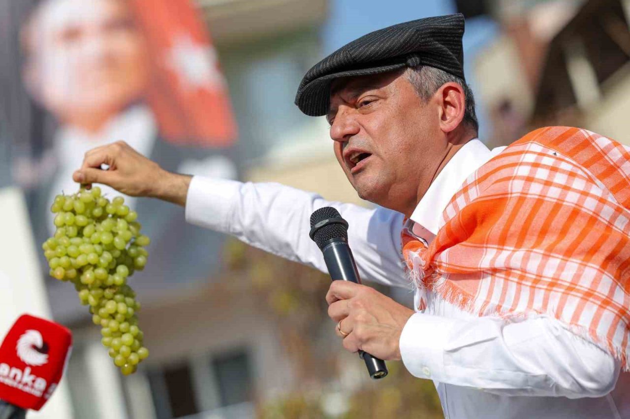 Yeni Parti Genel Başkanı Özgür Özel, Manisa’nın Sarıgöl ilçesinde üzüm