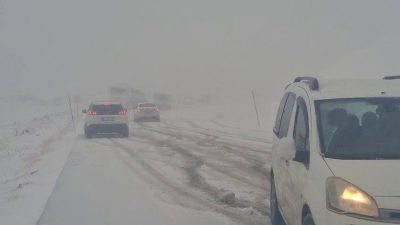 Erzurum’da etkili olan yoğun kar yağışı, Palandöken Geçidi’nde ulaşımı olumsuz