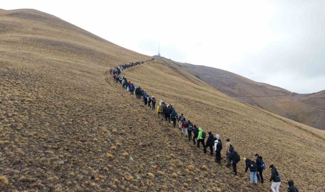 Erzurum’da öğrenciler ve dağcılar, 3 bin 176 metre yüksekliğindeki Palandöken
